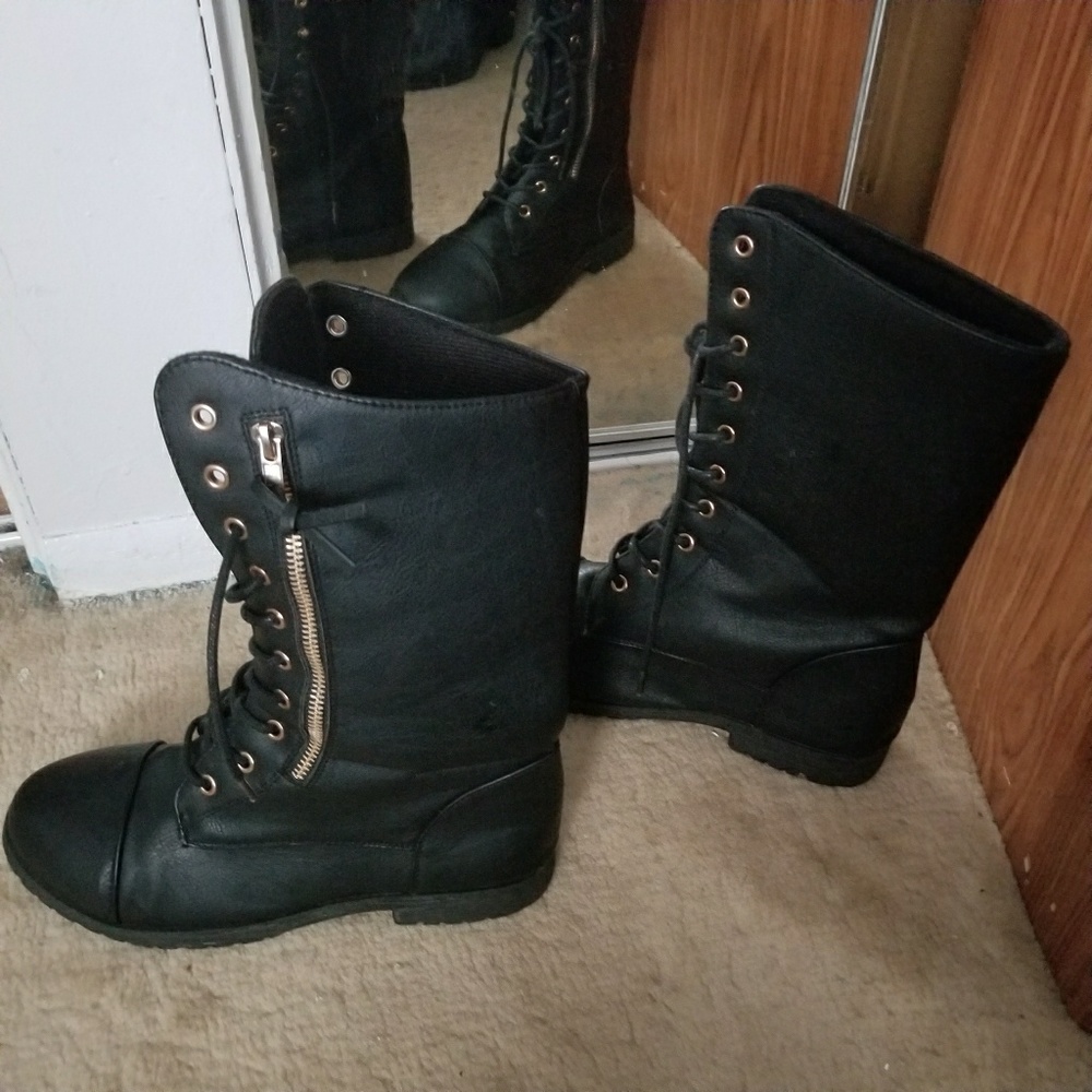 Lace-up Combat boot